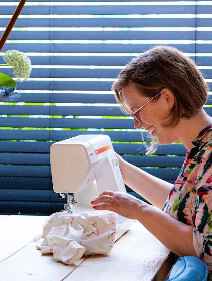 Lotte aan haar naaimachine